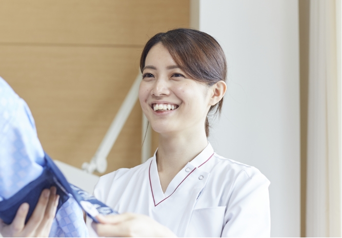 看護師が患者に対応している